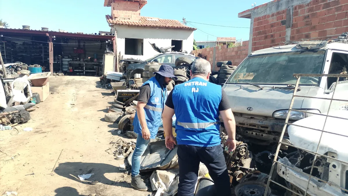 No local, que funcionava como desmonte de veículos, foram contabilizadas cerca de mil peças automotivas sem registro, sem cadastro e sem etiquetas com QR Code