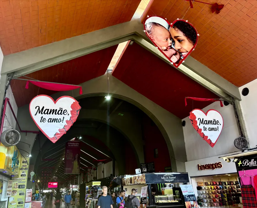 No Terminal Rodoviário João Goulart em Niterói, a decoração temática já chama a atenção de quem passa pelo local