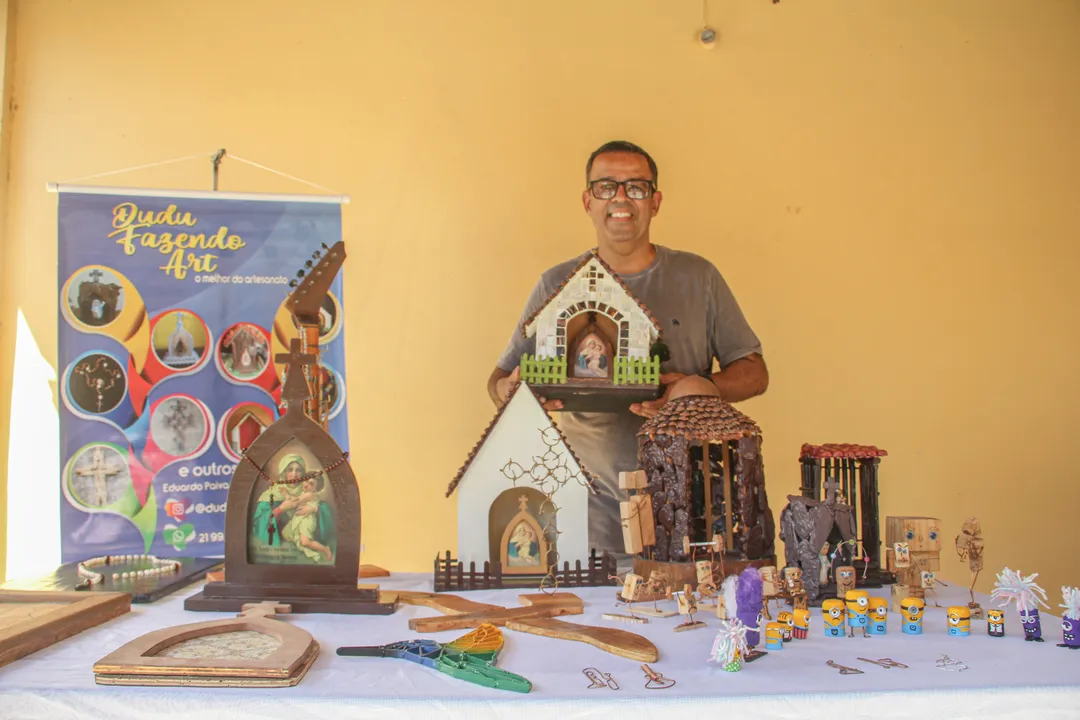 Eduardo transforma objetos do dia a dia em arte