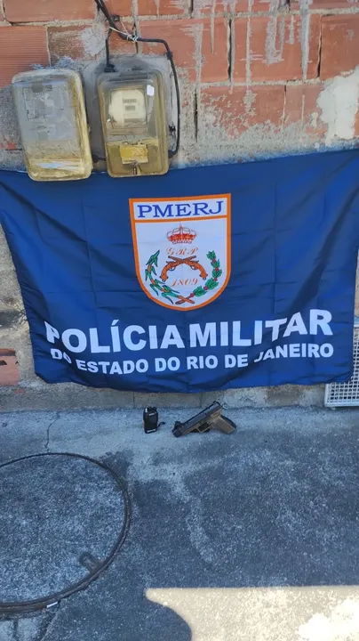 Arma e munições foram apreendidas