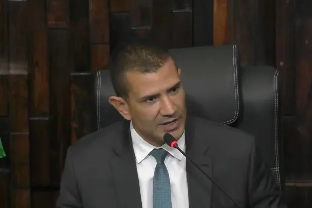 Douglas é bacharel em direito, pós-graduado em Gestão Pública, além de ser concursado da Polícia Civil