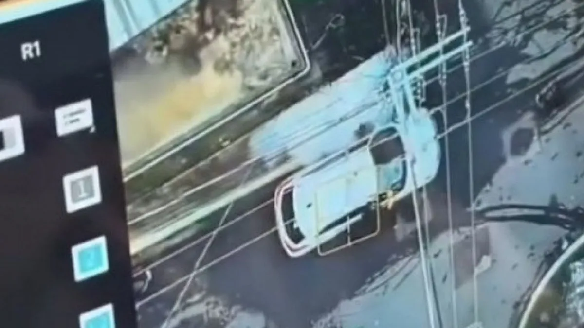 Os criminosos aparecem direcionando o equipamento para pessoas que estavam próximas a um carro branco