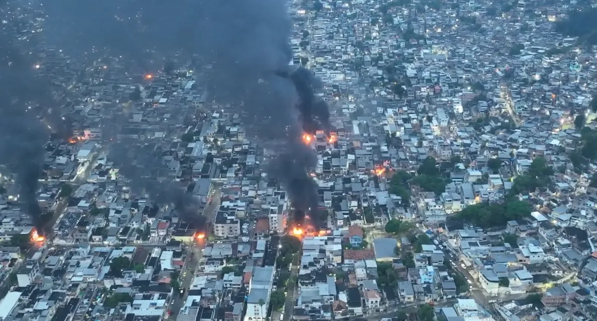 Uma gravação mostra o Complexo do Alemão em chamas, com vários focos de incêndio provocados por barricadas