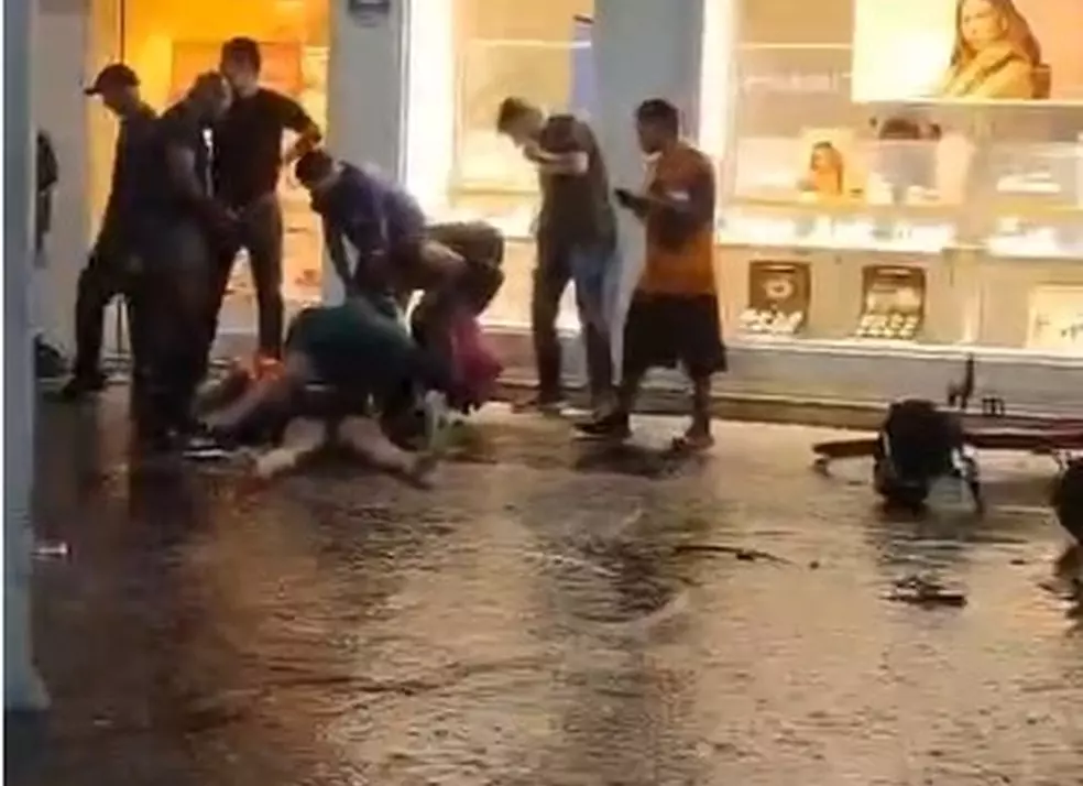 O momento em que duas pessoas levam choque em um poste em Copacabana