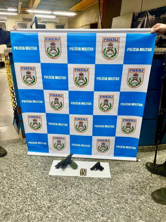 Os policiais conseguiram deter os dois envolvidos e apreenderam uma pistola calibre 9mm, uma pistola calibre .22 e 17 munições calibre 9mm