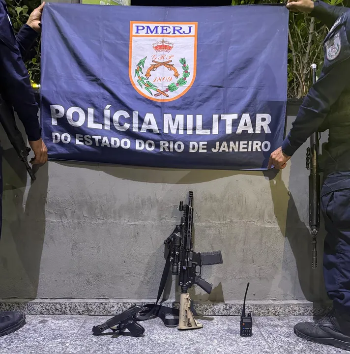 Fuzil, pistola, munições e rádio transmissor apreendidos pela Polícia Militar durante a operação