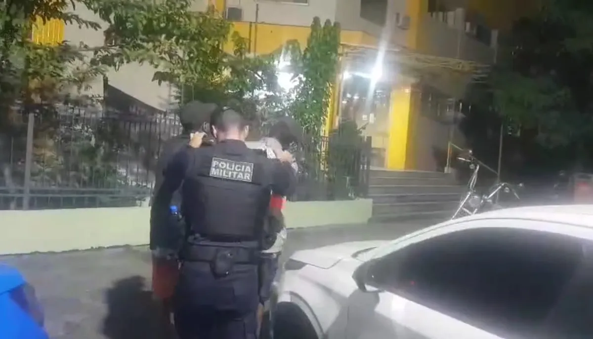 Suspeitos foram detidos em flagrante e encaminhados para a 77ª DP