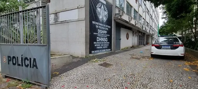 Agentes da DHNISG investigam o caso