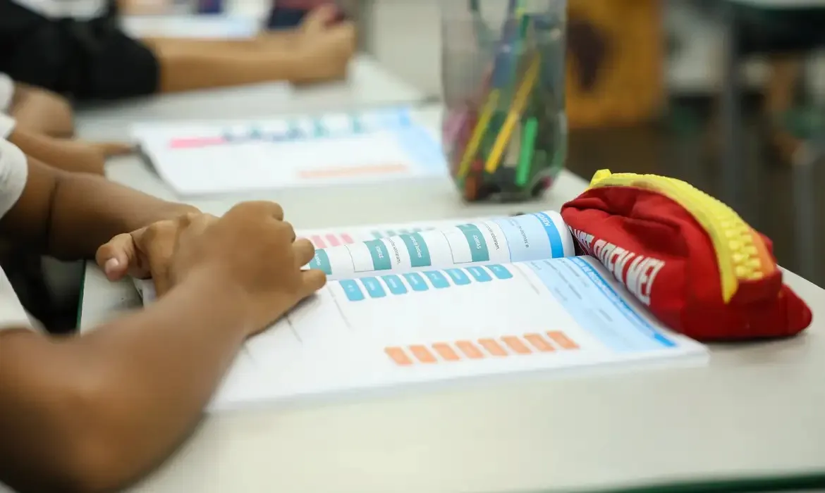 O tema passará a integrar o currículo da educação básica no âmbito dos estudos relacionados à realidade social e política brasileira