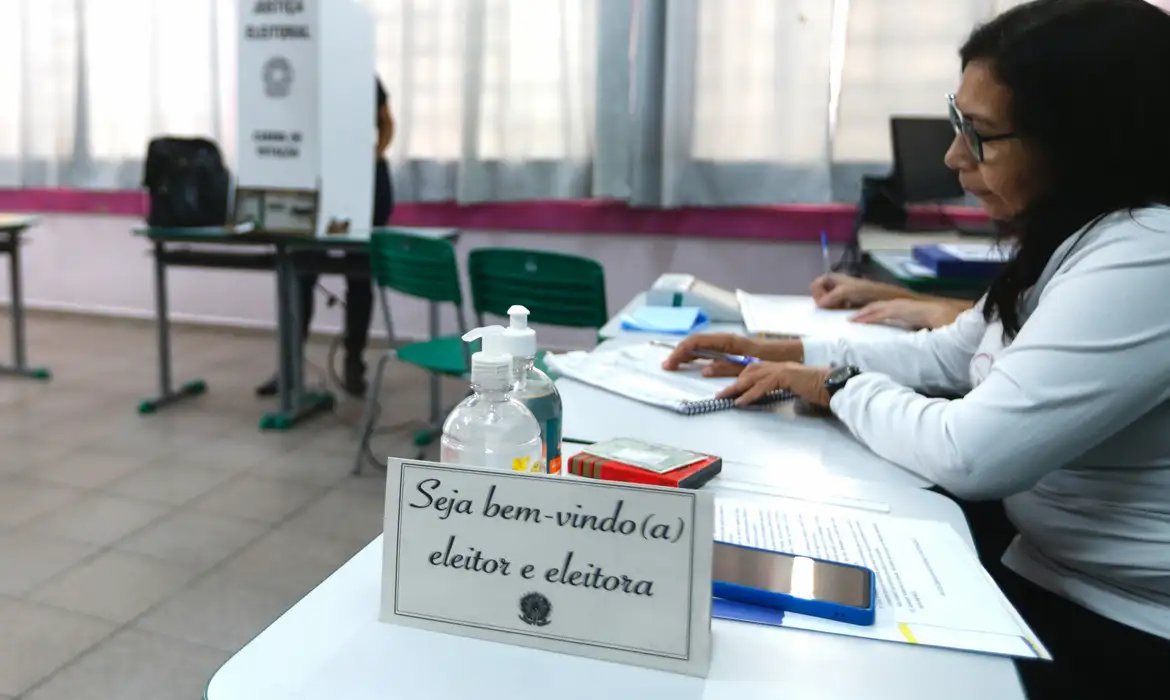 Todo eleitor com mais de 18 anos pode se inscrever, desde que esteja em situação regular com a Justiça eleitoral