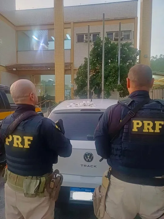 Equipe fazia fiscalização na BR-101 quando abordou um carro com as películas muito escuras