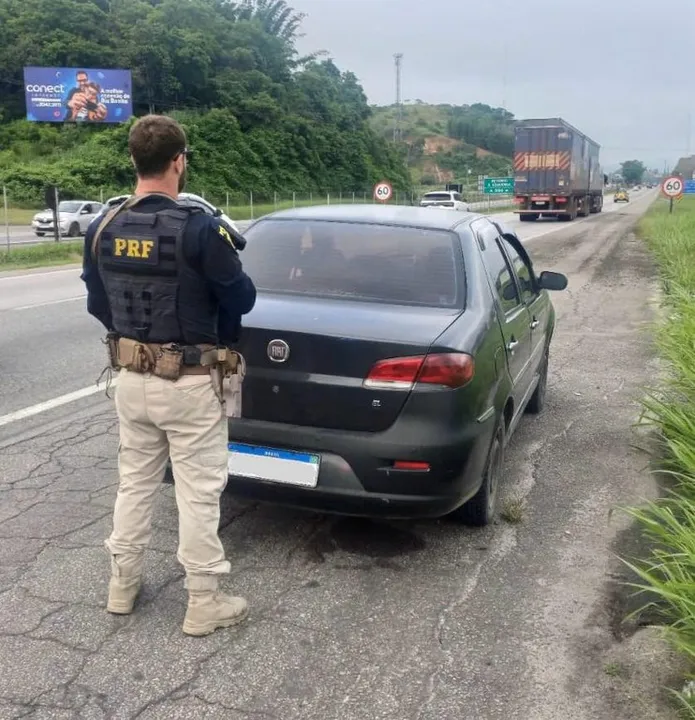 O condutor ficou em silêncio e foi detido por suspeita de receptação