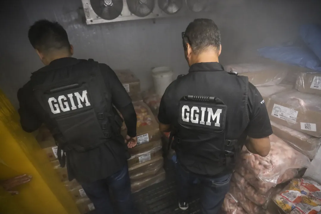 As equipes concentraram a fiscalização em uma galeria no Centro, onde uma peixaria foi interditada por tempo indeterminado