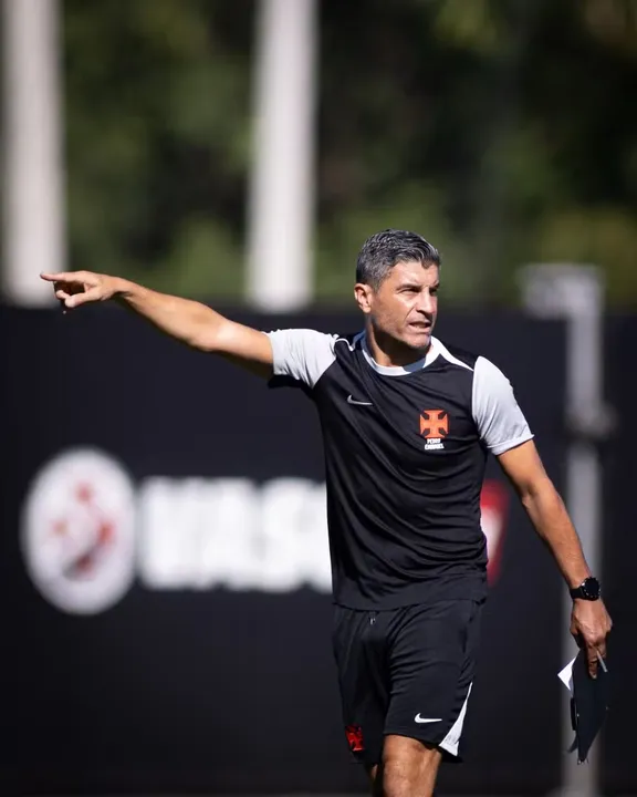Técnico Pedro Emanuel quer observar melhor o elenco para chegar em sua formação ideal
