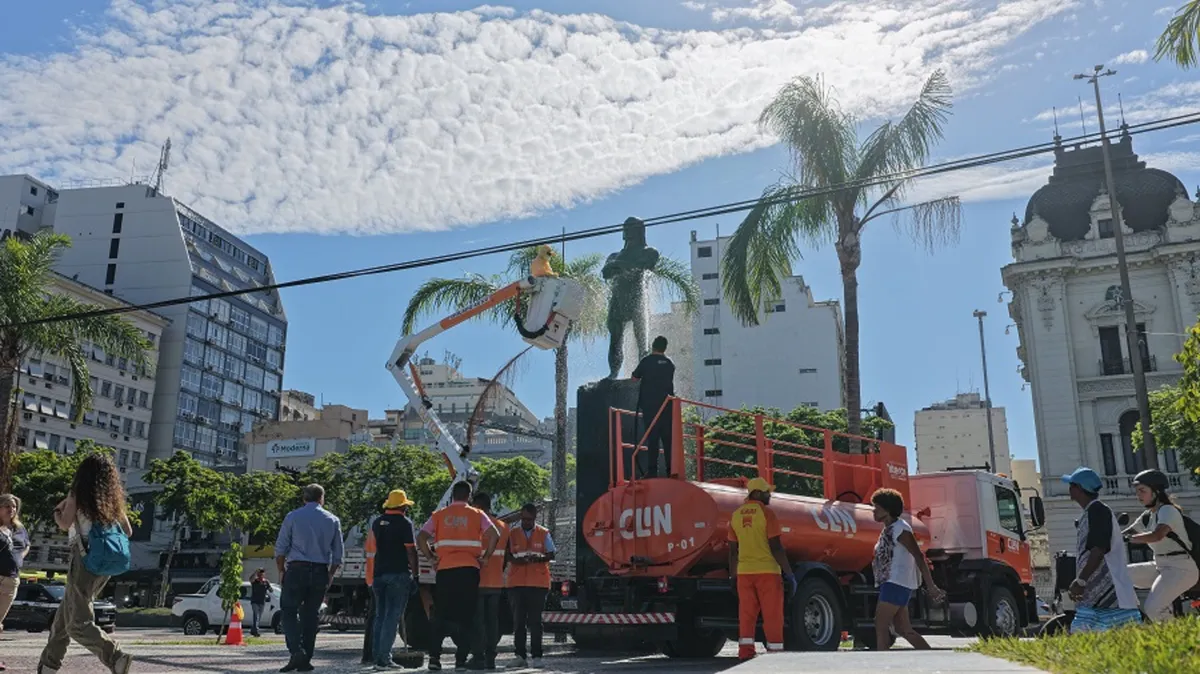 Para a limpeza, a Clin deslocou cerca de dez funcionários, além de um caminhão-pipa com água de reuso e um caminhão munck com cesto acoplado