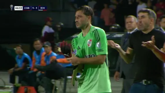 Matías Viña vira goleiro no final da partida entre River Plate e Carabobo pela Copa Sul-Americana