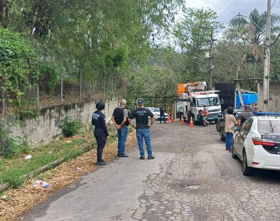 No primeiro galpão, a equipe da Enel identificou uma ligação direta conectada, de forma irregular, à rede da distribuidora