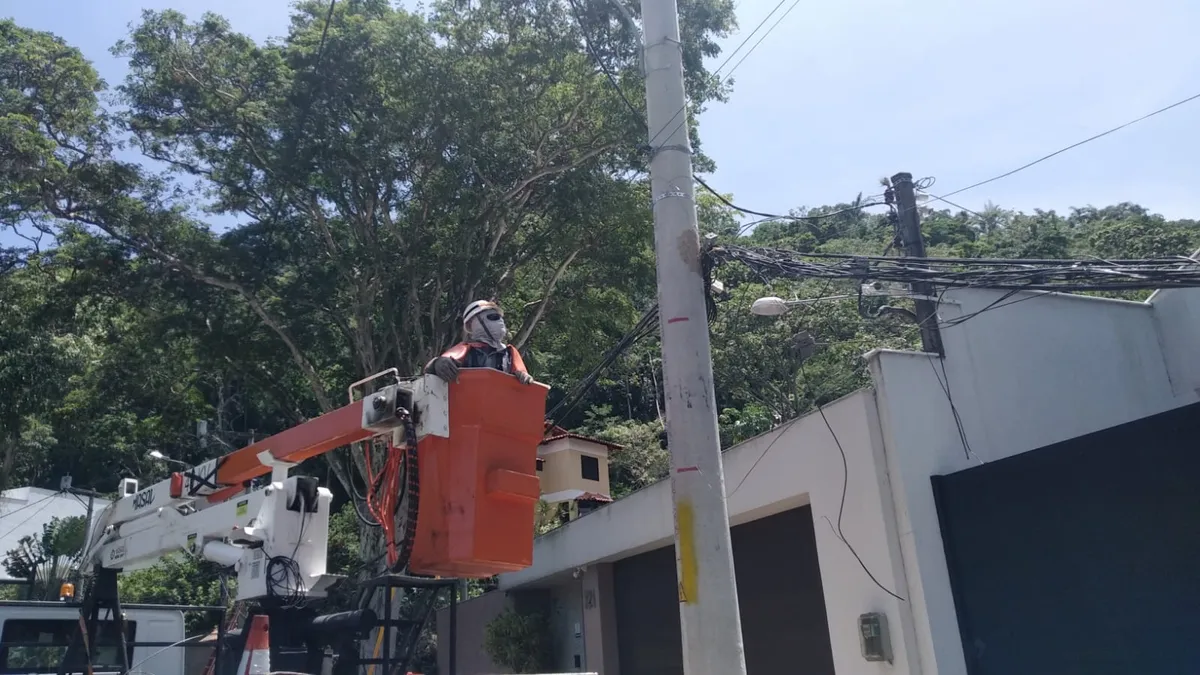 As colisões em postes representam um perigo para os motoristas e prejuízos para os clientes das distribuidoras de energia