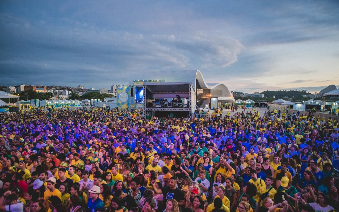 Vestidos com camisas da Seleção Brasileira, carregando bandeiras e adereços nas cores verde e amarelo, os torcedores chegaram cedo para aproveitar as atividades