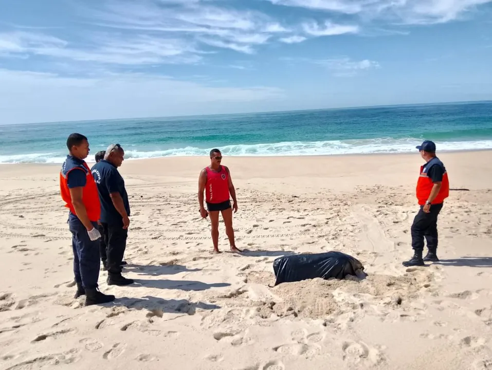 A principal linha de investigação considera a possibilidade de o corpo pertencer a um dos pescadores profissionais que desapareceram no mar de Maricá