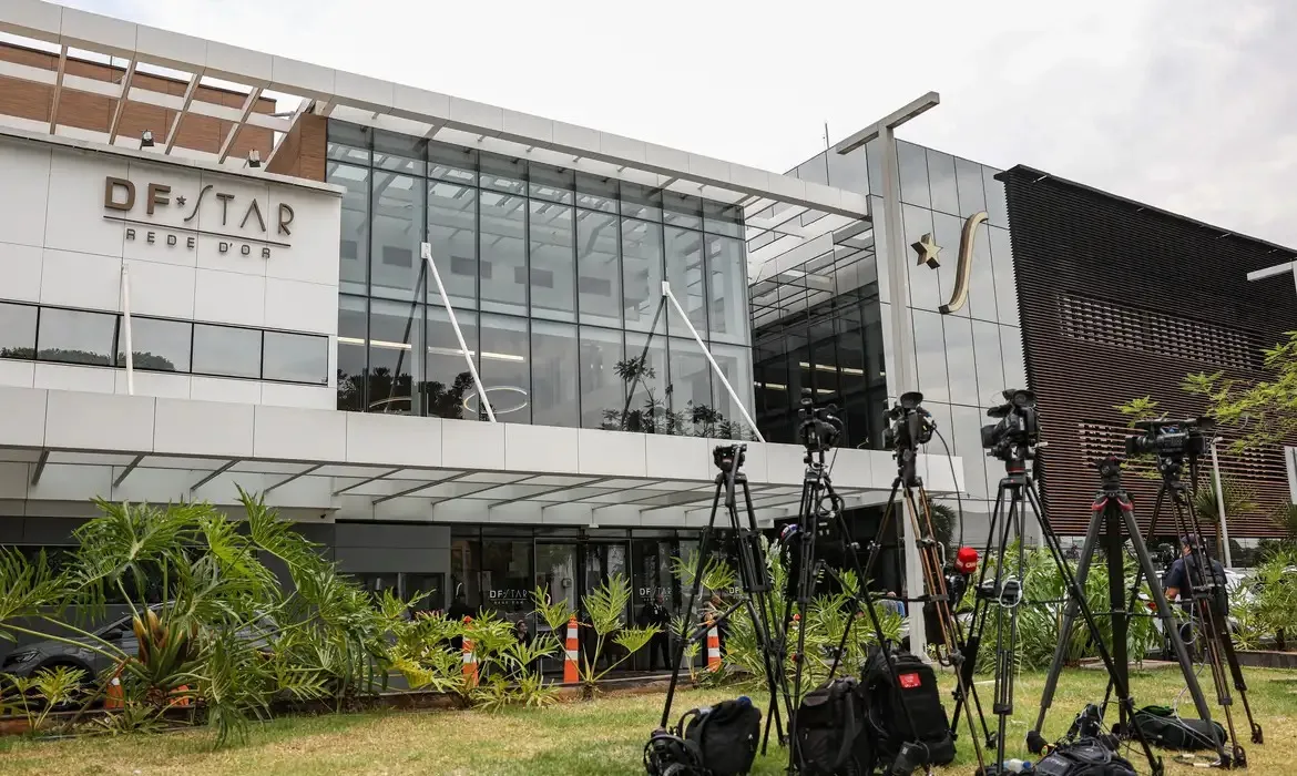 Jornalistas realizam coberturas sobre o estado de saúde do ex-presidente Jair Bolsonaro