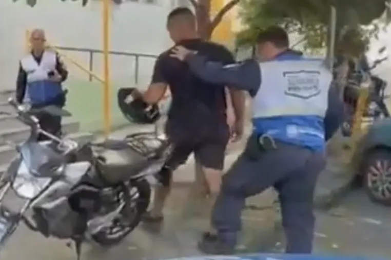 O caso foi registrado na 77ª DP (Icaraí), onde o suspeito foi autuado por furto