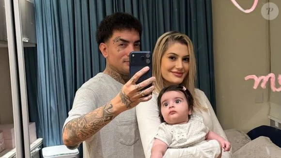 A influenciadora Fernanda Stroschein, esposa de MC Guimê, e a filha do casal, Yarin