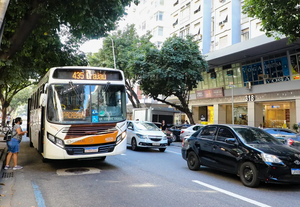A regra cria um caminho mais eficaz de responsabilização e mira justamente os ambientes onde esse tipo de crime é mais frequente, como ônibus