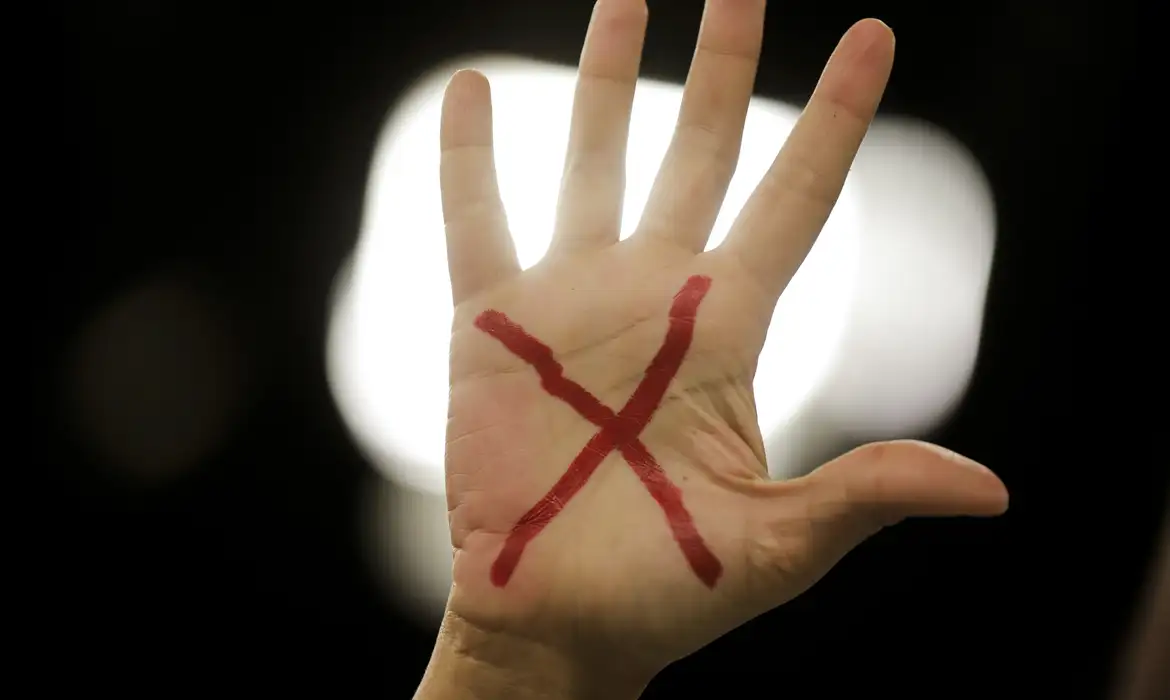 O dossiê anterior contabilizou 99 feminicídios em 2023