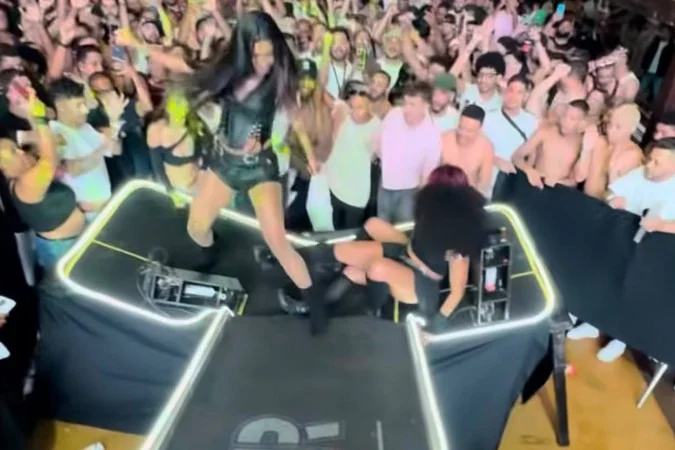 O palco onde acontecia o show da cantora Pocah cedeu enquanto a artista se apresentava para os seus fãs