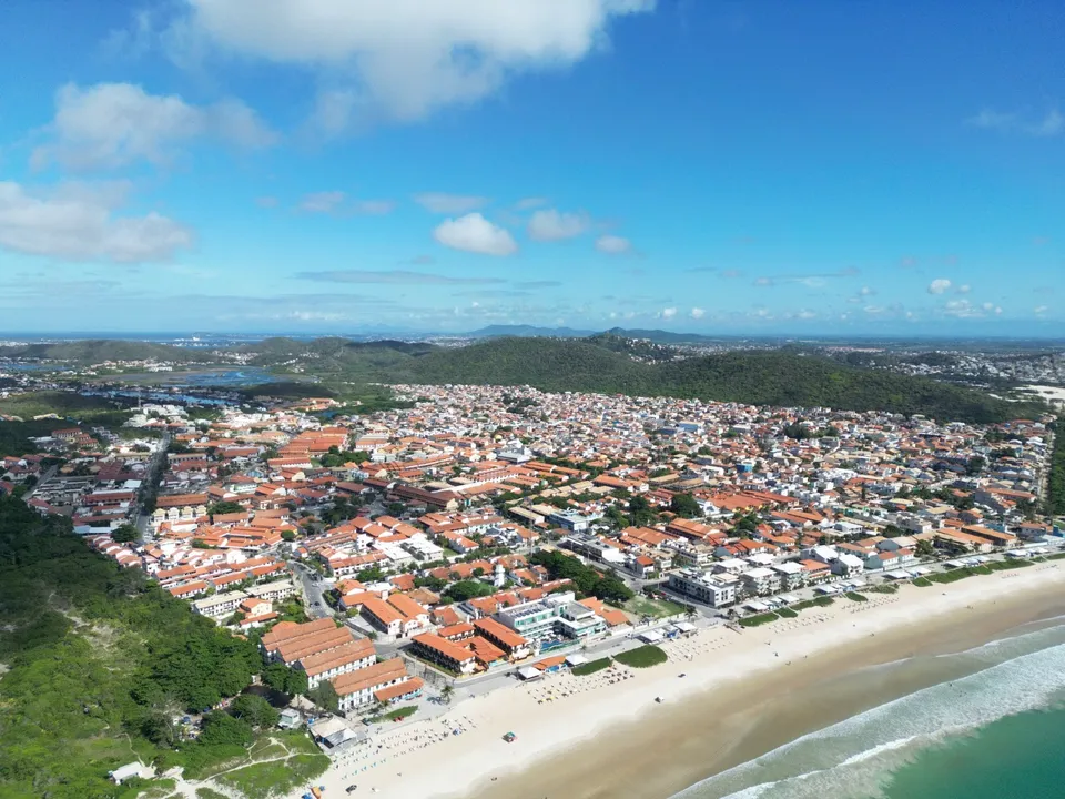 O contraste chama a atenção justamente em um bairro que abriga a primeira praia do interior fluminense a conquistar a certificação internacional Bandeira Azul