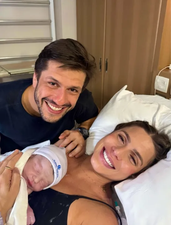 Bia Feres e Maurício Netto com o terceiro filho, Ricardo