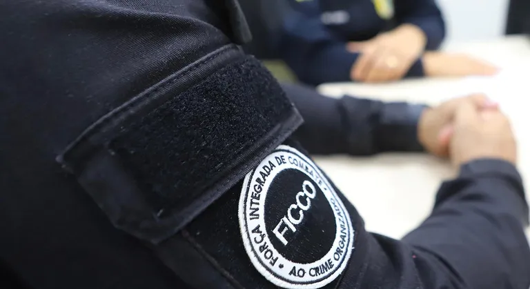 Policiais federais cumprem quatro mandados de busca e apreensão e oito medidas cautelares diversas da prisão impostas aos investigados, nas cidades do Rio de Janeiro e Macaé
