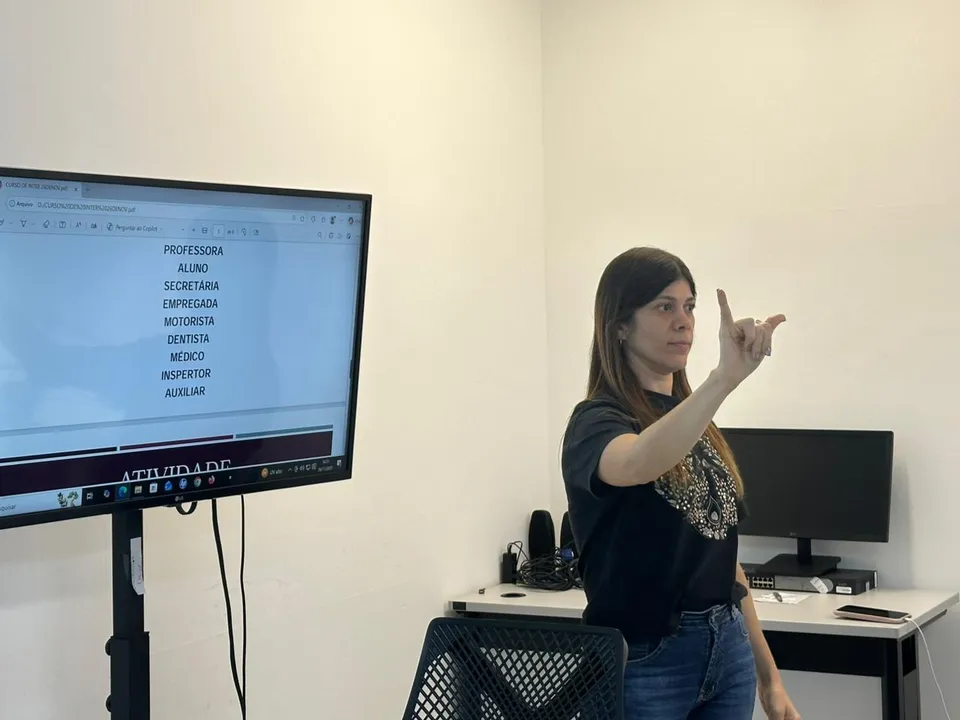 A formação é dividida por módulos que vão do nível básico ao intermediário, com duração de três meses