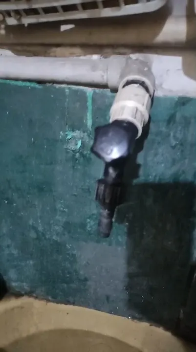 Moradores da Rua Angra dos Reis, na Trindade, em São Gonçalo, denunciam falta de água e problemas constantes no abastecimento