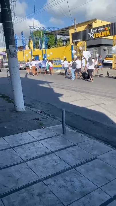 Manifestantes pediam justiça e carregavam cartazes e balões brancos