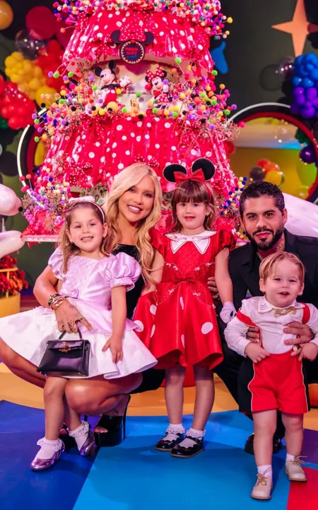 A influenciadora e o cantor tiraram fotos com os filhos Maria Alice, Maria Flor e José Leonardo