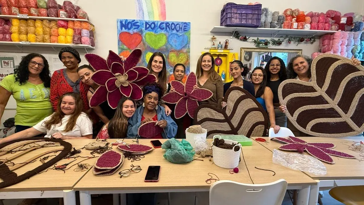 Na Rocinha, o grupo Nós do Crochê, formado por cerca de 30 mulheres, transforma a arte do crochê em instrumento de fortalecimento comunitário, geração de renda e emancipação feminina