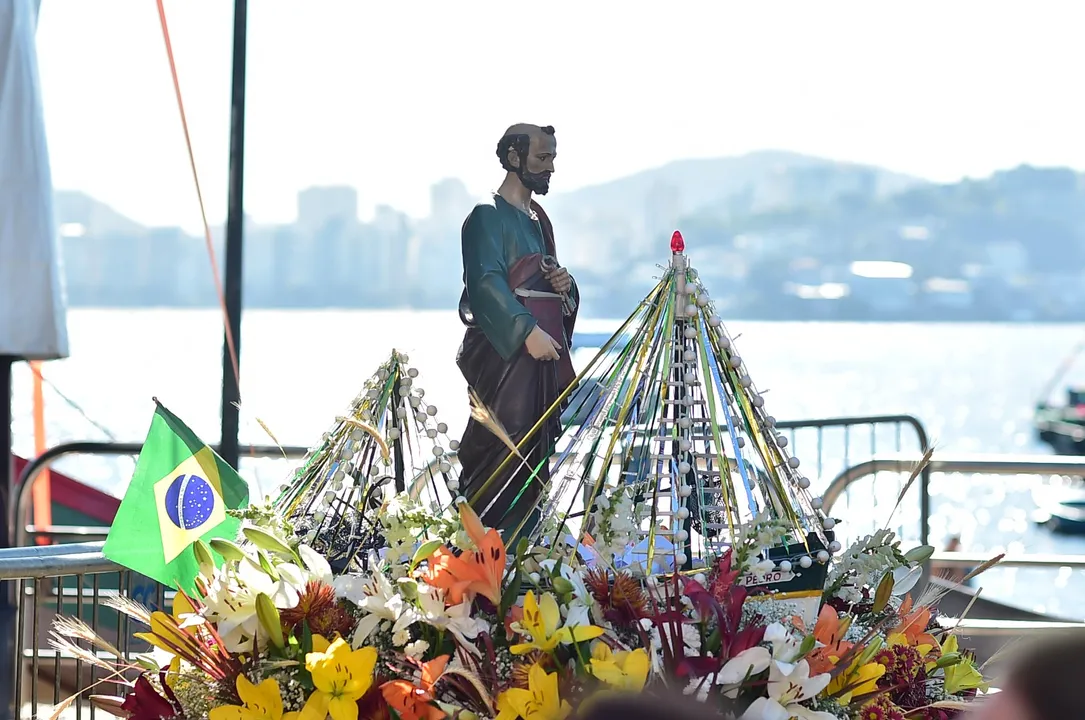 Após a celebração religiosa, a imagem do santo saiu em procissão pelas ruas do bairro e, em seguida, foi conduzida até o cais para a tradicional barqueata