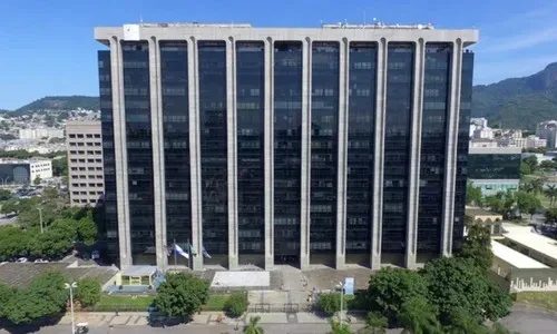 O Governador Cláudio Castro assinou o decreto de ponto facultativo, que foi publicado no Diário Oficial nesta última terça-feira (11)