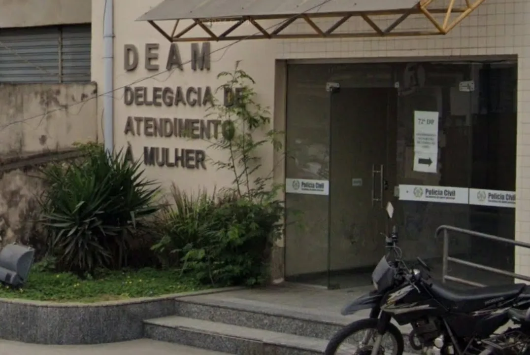 A jovem foi encaminhada à unidade policial, onde os agentes cumpriram o mandado de prisão por tentativa de homicídio qualificado