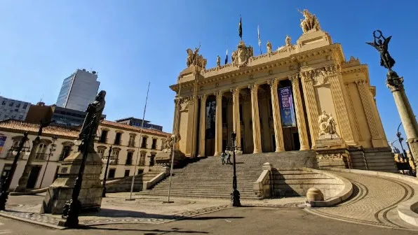 O projeto, de autoria do deputado Anderson Moraes, ainda está em tramitação na Alerj e deve passar pelas comissões temáticas antes de seguir para votação em plenário