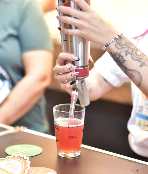 A entrada no evento é gratuita, mas os organizadores pedem que cada pessoa leve um quilo de alimento não perecível