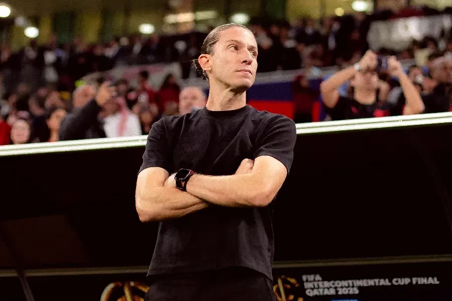 Segundo o jornal Sky Sports, o clube alemão tem outras duas opções no mercado, mas trata Filipe Luis como prioridade
