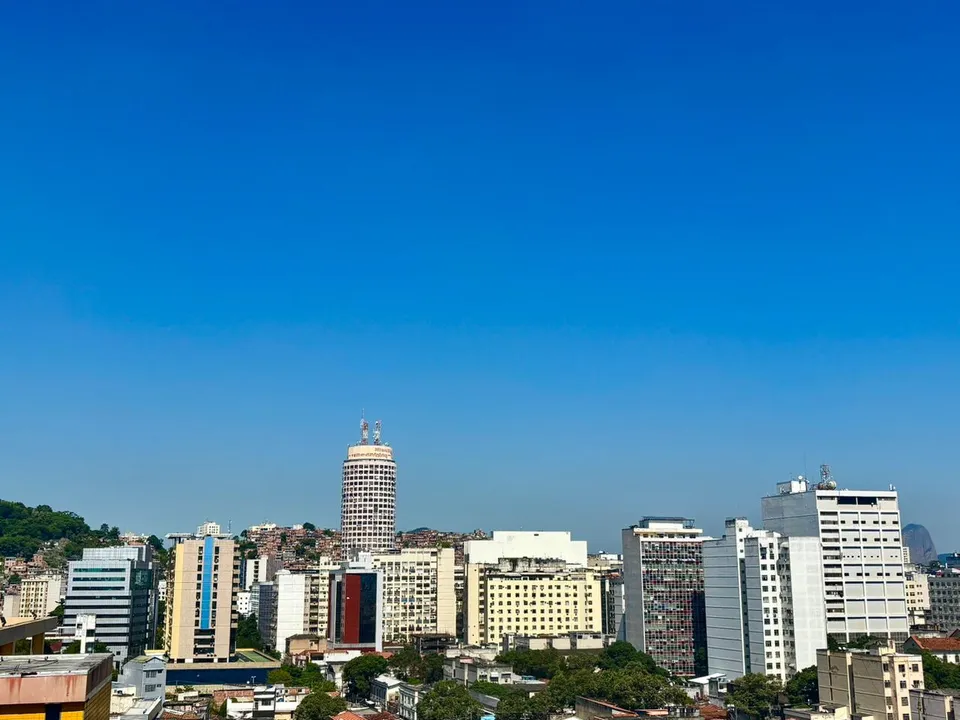 O tempo permanece estável nas duas cidades, com predomínio de sol, principalmente durante as tardes