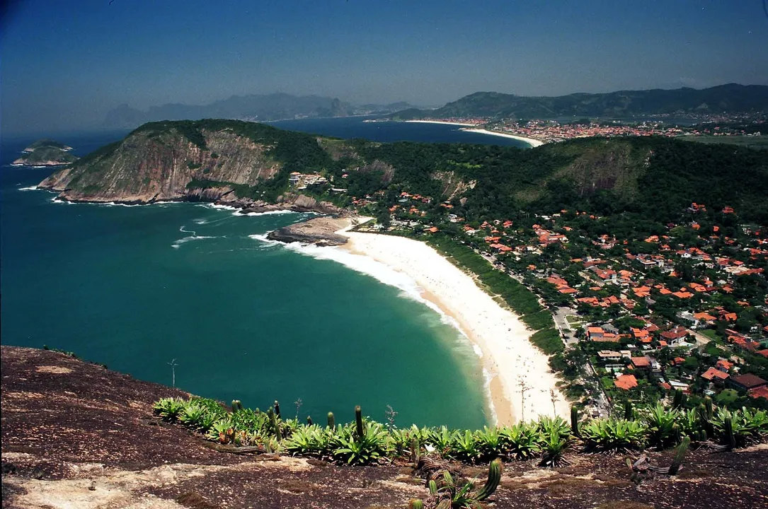 Itacoatiara, na Região Oceânica de Niterói, é uma das próprias para o banho