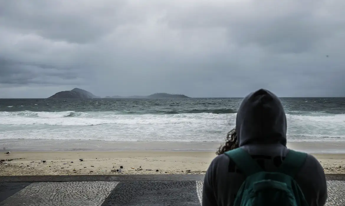Há possibilidade de chuva fraca em pontos isolados, principalmente à tarde e à noite