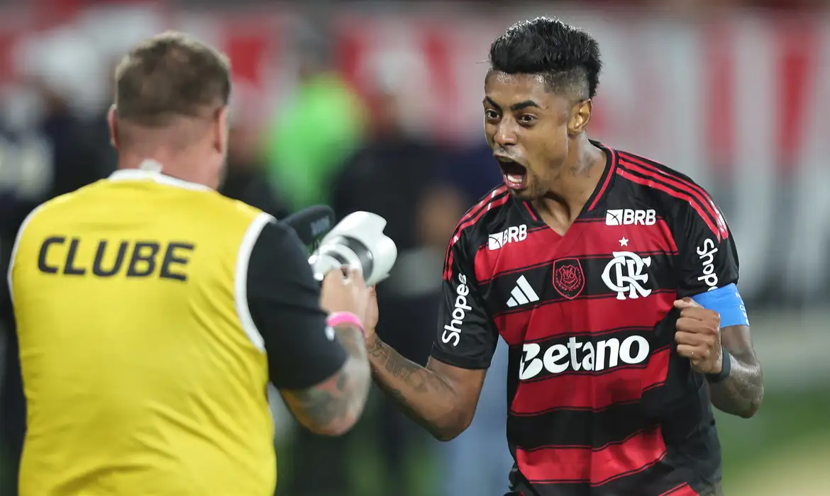 O Flamengo derrotou o Santos por 3 a 2 no Maracanã