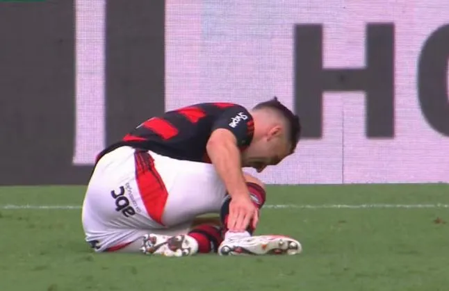 Léo Ortiz se machucou durante o jogo de domingo (19), no Maracanã