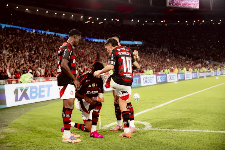 Flamengo ganha por 3 a 0 e abre vantagem no Brasileiro